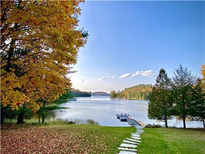 Charming Lake of Bays cottage with spectacular lake view: 3-bed, pet friendly, family-oriented