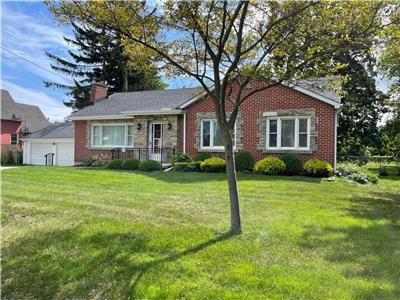 Downtown Port Dover!Great for families, kids, and events. Sleeps 12. Walking distance to everything.
