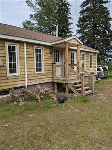 Beach Time! Rustic Cottage for a Family Getaway, steps from Famous Parlee Beach Beach.