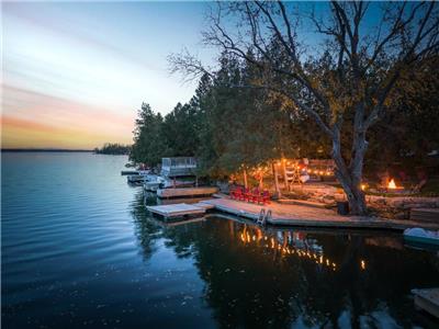 Cozy Four-Season Lakefront Cottage With Hot Tub