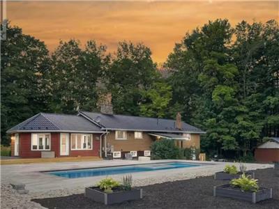 Luxury Cottage on 8 Acres of Lush Greenery w/ Pool & Games Room!