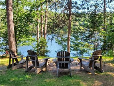 Waterfront Charming Sapphire Cottage / Cherish Lakeside Moments: Create Memories in Paradise