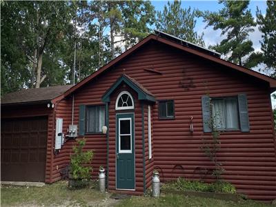 Cozy, peaceful oasis on the shore of clear lake in beautiful Rideau Lakes