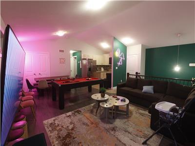 7 Person Hot Tub, Pool Table & Ping Pong Table Downtown Beach House (Walk to Beach & Restaurants)