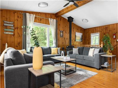 SALE!! Cottage on Private Lake in Bracebridge | Sleeps 10 | fully equipped kitchen, Canoe+Kayaks