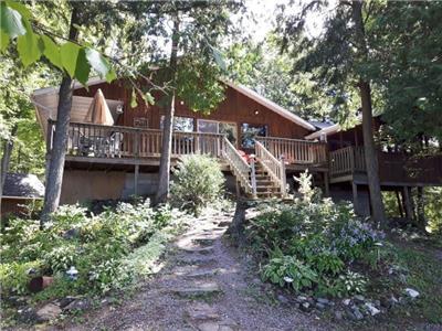 Wagon Wheel- Private Waterfront 3BR Cottage with Games Room