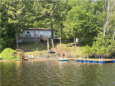 3 Bedroom waterfront cottage on beautiful Diamond Lake