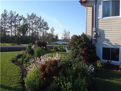 Escape by the Strait -Spacious house with multi-level deck and water views on 1 acre in Bouctouche!