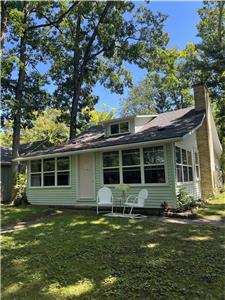 Butternut Cottage: sweet, vintage cottage in Oakwood Park Grand Bend, steps to private beach.