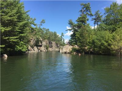 GEORGIAN BAY Luxury 3 BRM RD ACCESS COTTAGE or BECKWITH ISLAND 42' YACHT (anchored in protected bay)