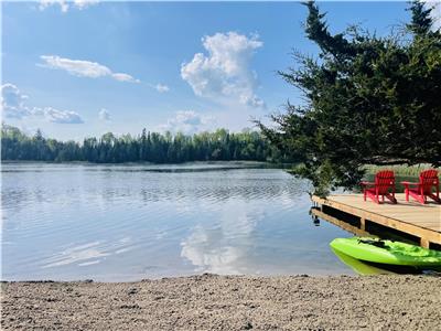 Waterfront Lakeside Hideaway Cottage