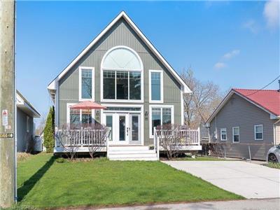 Heart & Sol.Bright,Family Friendly, 3 Bdrm, 2 Bath Cottage Centrally located, Steps from the Lake!