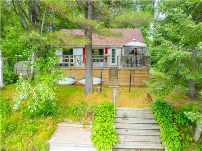 Riverfront Retreat - Large Multi-Family Cottage with Games Room, Hot Tub and Sauna