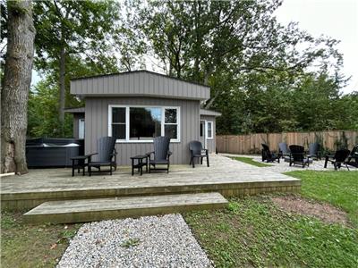 3 Bedroom Cottage in Grand Bend steps to Beach and Marina