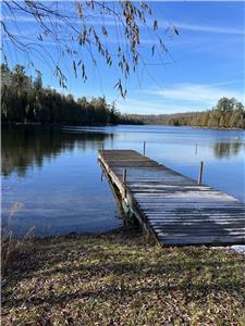 Spectacles lake view cottage with outdoor Hot Tub