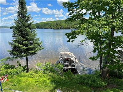 Beautiful 4 bed 2 bath cottage on picturesque Leslie Lake