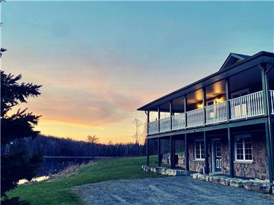 Chalet personnalis dans les hautes terres d'Halliburton avec vue sur l'eau et Internet Starlink!