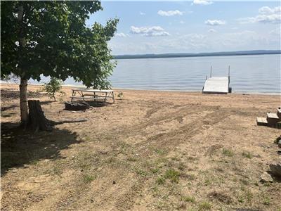 Modern 2BR Full kitchen and bath walkout onto Golden Lake sandy beach