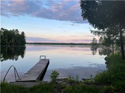 Magnifique chalet quatre saisons sur le lac Six Mile.