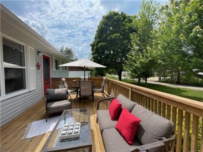 FUN COTTAGE  FOR FAMILIES IN LURGAN BEACH-  MINUTES WALK TO LAKE HURON, BEACH AND SUNSETS AWAIT