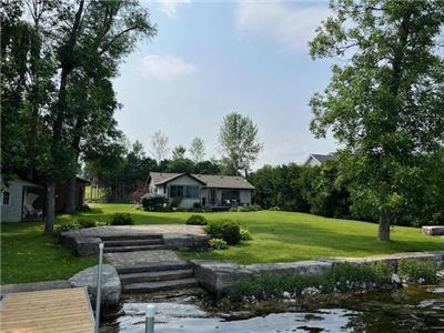 Cozy 3 bedroom Lakefront Cottage-just 1.5 hours from Toronto