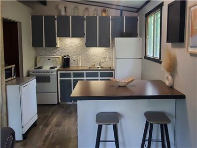 LAC DU BONNET'S SECRET OASIS *** NEWLY RENOVATED ***