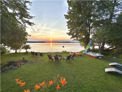 Chalet moderne en bord de l'eau avec coucher de soleil, quipements nautiques et chargeur pour VE