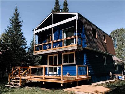 Waterfront Chalet | King Bed | Sleeps 6 | Starlink Internet