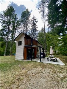 Pet-friendly Kootenay Lake Cottage close to Nelson Sleeps 4