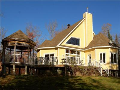 Large Lakefront Cottage w/Hot tub