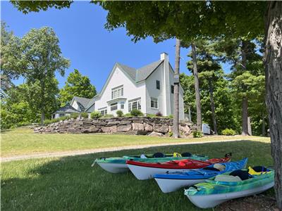 The Lotus Calabogie: 4-season, 4-bed/3-bath villa with panoramic lake view, sleep 10, pet friendly