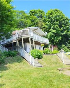 Le chalet de Karen sur le magnifique lac Ste-Marie