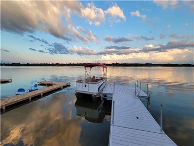 Lakefront Cottage with magical sunsets