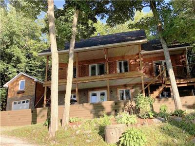 Year Round Beautiful Log Home on Lake Moira