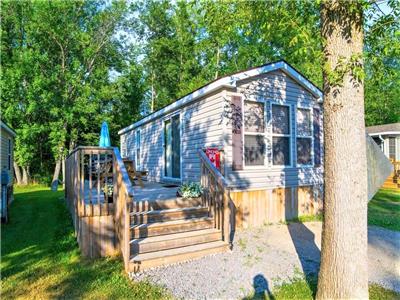Move in ready! This 3 season cottage is truly turn key and in excellent condition.