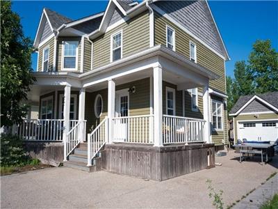 Coastal Cottage-9 beds, 4+1 bedrooms, 6 minute walk to beach and town, Hot Tub, firepit, porch