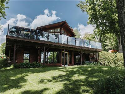 Cozy Sun-filled Cottage w/ Starlink Internet & Hot tub