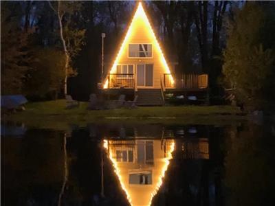 Waterfront newly renovated A-frame retreat on Lake/Kawarthas+Kayaks/Canoe/SUP+Hammock+Sunsets+Dock