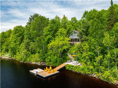 Waterfront Boutique Lakehouse and Cabin in Huntsville Muskoka - The Good Fox - Sleeps 10