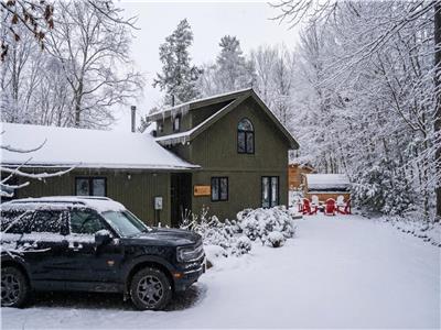 Pet-Friendly Luxury Haliburton Lakefront Cottage on Redstone Lake