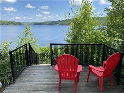 Trouvez une escapade dtendue avec ce chalet spacieux sur le lac Leslie.