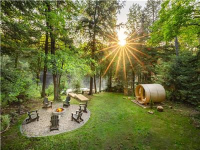 Muskoka Riverside Escape - Luxury: Cedar barrel sauna, Fire pit area, Picnic table, AMAZING views!