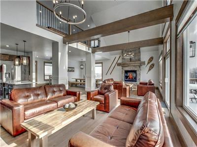 Brand New 7 bdrm Luxury Getaway@Blue Mountain Ski Resort, Private Beach Access & Outdoor Hot Tub
