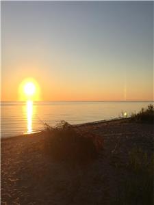 Lake Huron, Amberley Beach Getaway! All-Season Family Cottage on Lake Huron near Kincardine