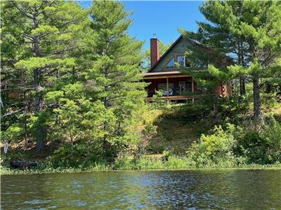 Chalet Lac Kennebec: 5 Bd/2BA, bord de l'eau, pche, cano, kayaks, paddleboard, Wi-Fi, 10 personnes