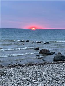 Private Lakefront Cottage with stunning view of Lake Huron, Located near Kincardine