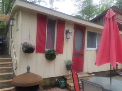 Grandbend 4 bedroom Cottage for Rent. Central location