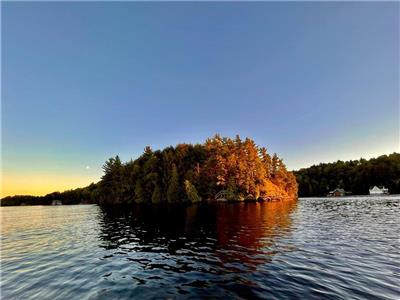 le prive sur le lac Rosseau: trs beau chalet et cabane en rondins