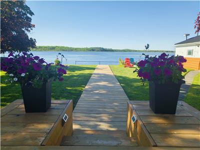 Waterfront Cottage with Panoramic Lake views and Great Privacy