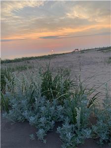 Chalet avec plage privee. Lever & Coucher de soleil!